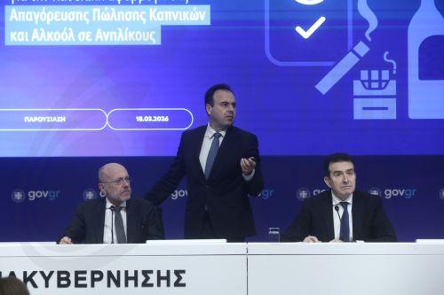 Ο υφυπουργός Υγείας Δημήτρης Βαρτζόπουλος (Α), ο υπουργός Προστασίας του Πολίτη, Μιχάλης Χρυσοχοΐδης (Δ) και ο υπουργός Ψηφιακής Διακυβέρνησης και Τεχνητής Νοημοσύνης, Δημήτρης Παπαστεργίου (Κ), παίρνουν μέρος στην συνέντευξη τύπου με θέμα «Οδικός Χάρτης και Επιχειρησιακό Σχέδιο για την Καθολική Εφαρμογή της Απαγόρευσης Πώλησης Καπνικών και Αλκοόλ σε...