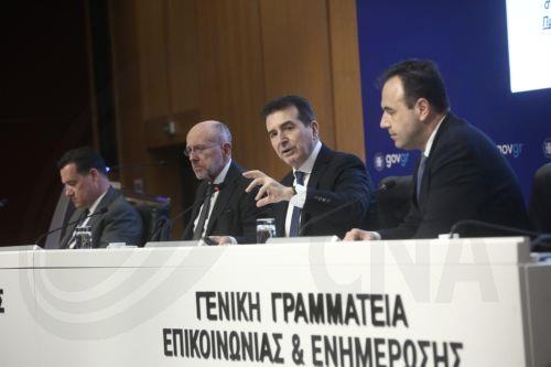 Ο υπουργός Υγείας Άδωνις Γεωργιάδης (Α), ο υφυπουργός Υγείας Δημήτρης Βαρτζόπουλος (2ος Α), ο υπουργός Προστασίας του Πολίτη, Μιχάλης Χρυσοχοΐδης (2ος Δ) και ο υπουργός Ψηφιακής Διακυβέρνησης και Τεχνητής Νοημοσύνης, Δημήτρης Παπαστεργίου (Δ), παίρνουν μέρος στην συνέντευξη τύπου με θέμα «Οδικός Χάρτης και Επιχειρησιακό Σχέδιο για την Καθολική Εφαρμογή της...