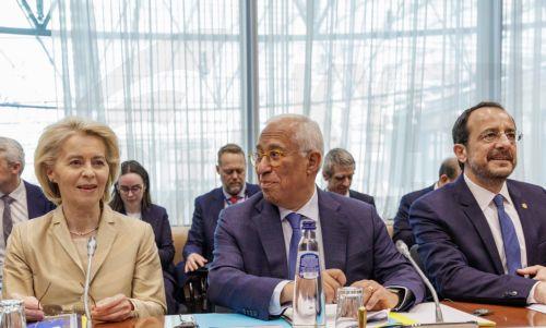 epa12829744 European Commission President Ursula von der Leyen (L), European Council President Antonio Costa (C) and Cypriot President Nikos Christodoulides attend the Tripartite Social Summit at the European Council in Brussels, Belgium, 18 March 2026.  EPA/OLIVIER MATTHYS