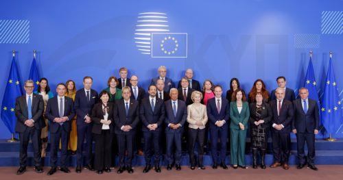 epa12830115 President of Cyprus Nikos Christodoulides (C-L) EU Council President Antonio Costa (C) and EU Commission President Ursula von der Leyen (C-R) attend the EU Tripartite Social Summit official photo ceremony in the EU Council in Brussels, Belgium, 18 March 2026.  EPA/OLIVIER MATTHYS