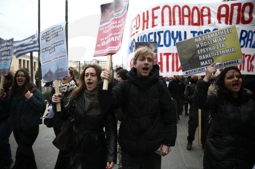 Διαδηλωτές που ανήκουν σε φοιτητικούς συλλόγους παίρνουν μέρος σε αντιπολεμική πορεία στο κέντρο της Αθήνας, Πέμπτη 19 Μαρτίου 2026. ΑΠΕ-ΜΠΕ/ΑΠΕ-ΜΠΕ/ΓΙΑΝΝΗΣ ΚΟΛΕΣΙΔΗΣ