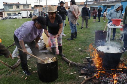 epa12834952 Women prepare food for those affected by flooding caused by heavy rains in Facatativa, Colombia, 19 March 2026. According to the mayor of Facatativa, Luis Carlos Casas, and local emergency agencies, heavy rains caused the Mancilla and San Rafael creeks to overflow and feed the Botello River, leading to severe flooding that affected more than...