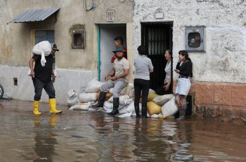 epa12834955 People use sandbags to prevent water from entering their homes due to flooding caused by heavy rains in Facatativa, Colombia, 19 March 2026. According to the mayor of Facatativa, Luis Carlos Casas, and local emergency agencies, heavy rains caused the Mancilla and San Rafael creeks to overflow and feed the Botello River, leading to severe...