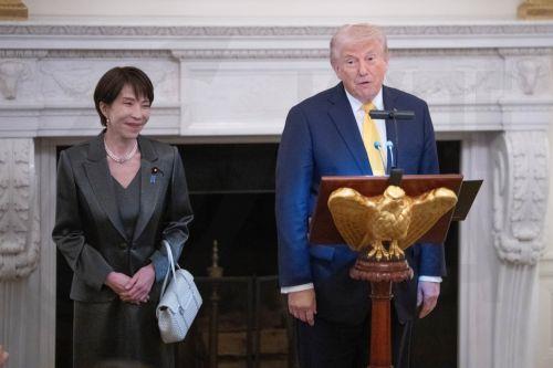 epa12834971 United States President Donald Trump makes remarks as he hosts a dinner with Prime Minster Takeuchi Sanae of Japan in the State Dining Room of the White House in Washington DC, USA, 19 March 2026. Earlier in the day, Trump and Takeuchi exchanged views on Iran, energy and issues in the Indo-Pacific region.  EPA/AARON SCHWARTZ / POOL