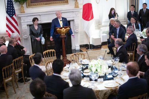 epa12834975 United States President Donald Trump makes remarks as he hosts a dinner with Prime Minster Takeuchi Sanae of Japan in the State Dining Room of the White House in Washington DC, USA, 19 March 2026. Earlier in the day, Trump and Takeuchi exchanged views on Iran, energy and issues in the Indo-Pacific region.  EPA/AARON SCHWARTZ / POOL