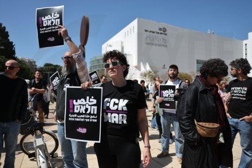 epa12835872 Anti-government protesters hold signs during a protest against the war with Iran calling for the end of the war, in Tel Aviv, Israel, 20 March 2026. US and Israel launched a joint military operation targeting multiple locations across Iran in the early hours of 28 February 2026, with Iran responding by launching retaliatory attacks across the...