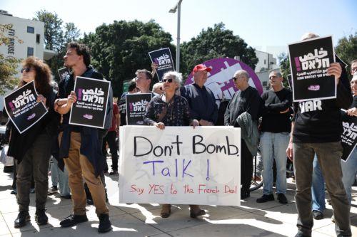 epa12835875 Anti-government protesters hold signs during a protest against the war with Iran calling for the end of the war, in Tel Aviv, Israel, 20 March 2026. US and Israel launched a joint military operation targeting multiple locations across Iran in the early hours of 28 February 2026, with Iran responding by launching retaliatory attacks across the...