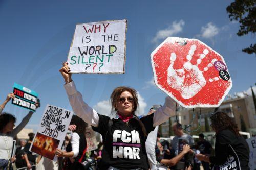 epa12835879 Anti-government protesters hold signs during a protest against the war with Iran calling for the end of the war, in Tel Aviv, Israel, 20 March 2026. US and Israel launched a joint military operation targeting multiple locations across Iran in the early hours of 28 February 2026, with Iran responding by launching retaliatory attacks across the...