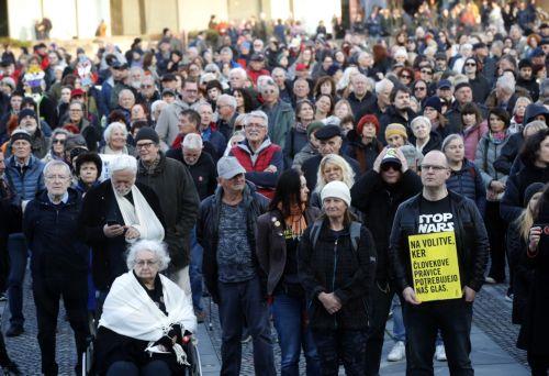epa12837173 Slovenians protest outside the American Embassy against Janez Jansa and his Slovenian Democratic Party party (SDS) in downtown Ljubljana, Slovenia, 20 March 2026. The 22 March 2026 parliamentary election will take place as reports of an alleged covert operation by a private intelligence company to influence the vote have been made.  EPA/ANTONIO...