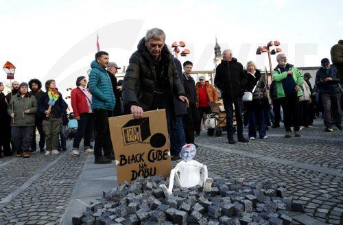 epa12837174 Slovenians protest outside the American Embassy against Janez Jansa and his Slovenian Democratic Party party (SDS) in downtown Ljubljana, Slovenia, 20 March 2026. The 22 March 2026 parliamentary election will take place as reports of an alleged covert operation by a private intelligence company to influence the vote have been made.  EPA/ANTONIO...