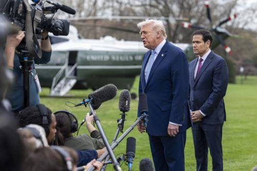 epa12837375 US President Donald J. Trump (C), with Secretary of State Marco Rubio (R), responds to a question from the news media as he walks to board Marine One on the South Lawn of the White House in Washington, DC, USA, 20 March 2026.  EPA/SHAWN THEW / POOL