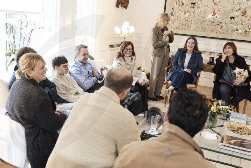 (Ξένη Δημοσίευση) Έλληνες πολίτες που επαναπατρίστηκαν από τη Μέση Ανατολή μαζί με τα ζώα συντροφιάς τους, μέσω της ειδικής πτήσης που οργάνωσε το Υπουργείο Εξωτερικών σε συνεργασία με την Aegean, υποδέχτηκε σήμερα ο Πρωθυπουργός Κυριάκος Μητσοτάκης στο Μέγαρο Μαξίμου. Σάββατο 21 Μαρτίου 2026. Ο Πρωθυπουργός είχε την ευκαιρία να συνομιλήσει με τους...