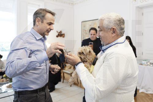 (Ξένη Δημοσίευση) Έλληνες πολίτες που επαναπατρίστηκαν από τη Μέση Ανατολή μαζί με τα ζώα συντροφιάς τους, μέσω της ειδικής πτήσης που οργάνωσε το Υπουργείο Εξωτερικών σε συνεργασία με την Aegean, υποδέχτηκε σήμερα ο Πρωθυπουργός Κυριάκος Μητσοτάκης στο Μέγαρο Μαξίμου. Σάββατο 21 Μαρτίου 2026. Ο Πρωθυπουργός είχε την ευκαιρία να συνομιλήσει με τους...