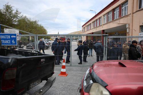 Κτηνοτρόφοι με τα οχήματά τους, συμμετέχουν στον αποκλεισμό του λιμένα Μυτιλήνης, την Κυριακή 22 Μαρτίου 2026. Νωρίτερα πραγματοποιήθηκε συγκέντρωση διαμαρτυρίας και αποκλεισμός του κόμβου της Λάρσου, μετά από κάλεσμα της Ομοσπονδίας Αγροτικών Συλλόγων Λέσβου. ΑΠΕ-ΜΠΕ/ΑΠΕ-ΜΠΕ/ΗΛΙΑΣ ΜΑΡΚΟΥ