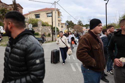 Κτηνοτρόφοι με τα οχήματά τους, συμμετέχουν στον αποκλεισμό του λιμένα Μυτιλήνης, την Κυριακή 22 Μαρτίου 2026. Νωρίτερα πραγματοποιήθηκε συγκέντρωση διαμαρτυρίας και αποκλεισμός του κόμβου της Λάρσου, μετά από κάλεσμα της Ομοσπονδίας Αγροτικών Συλλόγων Λέσβου. ΑΠΕ-ΜΠΕ/ΑΠΕ-ΜΠΕ/ΗΛΙΑΣ ΜΑΡΚΟΥ