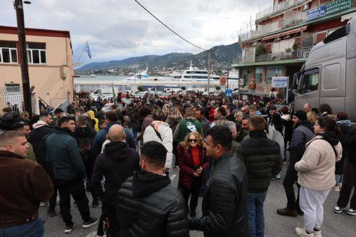 Κτηνοτρόφοι με τα οχήματά τους, συμμετέχουν στον αποκλεισμό του λιμένα Μυτιλήνης, την Κυριακή 22 Μαρτίου 2026. Νωρίτερα πραγματοποιήθηκε συγκέντρωση διαμαρτυρίας και αποκλεισμός του κόμβου της Λάρσου, μετά από κάλεσμα της Ομοσπονδίας Αγροτικών Συλλόγων Λέσβου. ΑΠΕ-ΜΠΕ/ΑΠΕ-ΜΠΕ/ΗΛΙΑΣ ΜΑΡΚΟΥ