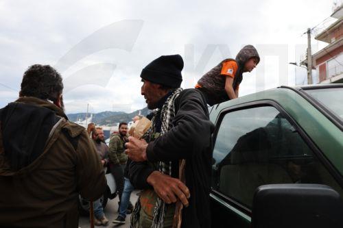 Κτηνοτρόφοι με τα οχήματά τους, συμμετέχουν στον αποκλεισμό του λιμένα Μυτιλήνης, την Κυριακή 22 Μαρτίου 2026. Νωρίτερα πραγματοποιήθηκε συγκέντρωση διαμαρτυρίας και αποκλεισμός του κόμβου της Λάρσου, μετά από κάλεσμα της Ομοσπονδίας Αγροτικών Συλλόγων Λέσβου. ΑΠΕ-ΜΠΕ/ΑΠΕ-ΜΠΕ/ΗΛΙΑΣ ΜΑΡΚΟΥ