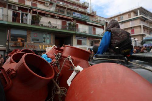 Κτηνοτρόφοι με τα οχήματά τους, συμμετέχουν στον αποκλεισμό του λιμένα Μυτιλήνης, την Κυριακή 22 Μαρτίου 2026. Νωρίτερα πραγματοποιήθηκε συγκέντρωση διαμαρτυρίας και αποκλεισμός του κόμβου της Λάρσου, μετά από κάλεσμα της Ομοσπονδίας Αγροτικών Συλλόγων Λέσβου. ΑΠΕ-ΜΠΕ/ΑΠΕ-ΜΠΕ/ΗΛΙΑΣ ΜΑΡΚΟΥ