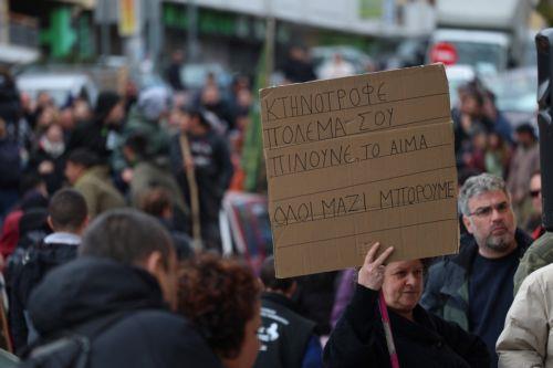 Κτηνοτρόφοι με τα οχήματά τους, συμμετέχουν στον αποκλεισμό του λιμένα Μυτιλήνης, την Κυριακή 22 Μαρτίου 2026. Νωρίτερα πραγματοποιήθηκε συγκέντρωση διαμαρτυρίας και αποκλεισμός του κόμβου της Λάρσου, μετά από κάλεσμα της Ομοσπονδίας Αγροτικών Συλλόγων Λέσβου. ΑΠΕ-ΜΠΕ/ΑΠΕ-ΜΠΕ/ΗΛΙΑΣ ΜΑΡΚΟΥ