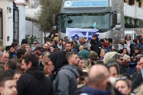 Κτηνοτρόφοι με τα οχήματά τους, συμμετέχουν στον αποκλεισμό του λιμένα Μυτιλήνης, την Κυριακή 22 Μαρτίου 2026. Νωρίτερα πραγματοποιήθηκε συγκέντρωση διαμαρτυρίας και αποκλεισμός του κόμβου της Λάρσου, μετά από κάλεσμα της Ομοσπονδίας Αγροτικών Συλλόγων Λέσβου. ΑΠΕ-ΜΠΕ/ΑΠΕ-ΜΠΕ/ΗΛΙΑΣ ΜΑΡΚΟΥ