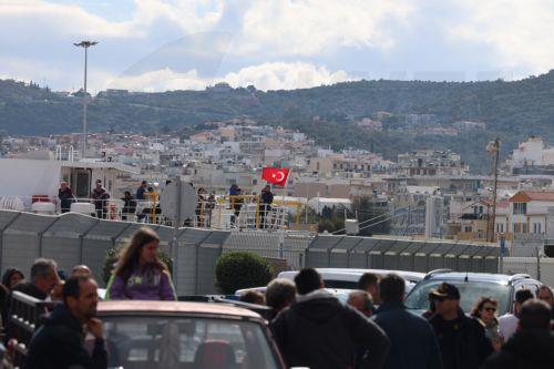 Κτηνοτρόφοι με τα οχήματά τους, συμμετέχουν στον αποκλεισμό του λιμένα Μυτιλήνης, την Κυριακή 22 Μαρτίου 2026. Νωρίτερα πραγματοποιήθηκε συγκέντρωση διαμαρτυρίας και αποκλεισμός του κόμβου της Λάρσου, μετά από κάλεσμα της Ομοσπονδίας Αγροτικών Συλλόγων Λέσβου. ΑΠΕ-ΜΠΕ/ΑΠΕ-ΜΠΕ/ΗΛΙΑΣ ΜΑΡΚΟΥ