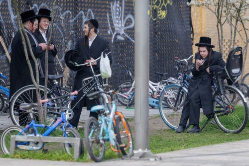 epa12843689 Members of the Jewish community sit on their bikes in Antwerp, Belgium, 23 March 2026. The Belgian government announced on 16 March that it will deploy military personnel to reinforce the Federal Police to protect a number of synagogues and Jewish schools across the country following a series of antisemitic attacks in Europe.  EPA/OLIVIER MATTHYS