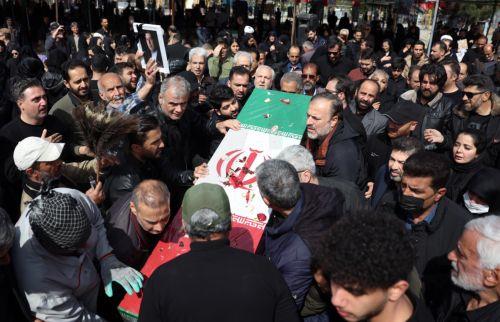 epa12850870 Iranians carry a coffin during the funeral for victims of the conflict between Iran, Israel and the US, at the Behesht Zahra cemetery in southern Tehran, Iran, 26 March 2026. A joint Israeli and US military operation continues to target multiple locations across Iran, since the early hours of 28 February 2026.  EPA/ABEDIN TAHERKENAREH