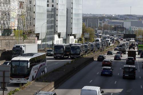 epa12859829 Truck and bus drivers stage a slowdown on the city’s ring road to protest against the rising fuel prices in Paris, France, 30 March 2026.  EPA/YOAN VALAT