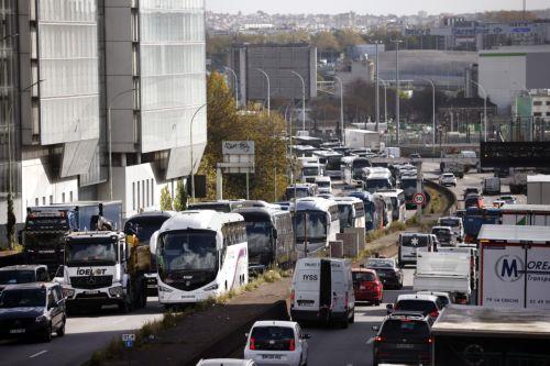 epa12859830 Truck and bus drivers stage a slowdown on the city’s ring road to protest against the rising fuel prices in Paris, France, 30 March 2026.  EPA/YOAN VALAT