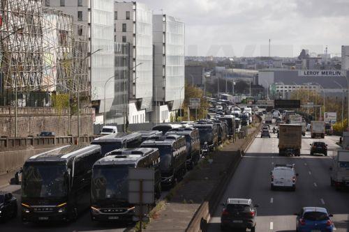 epa12859835 Truck and bus drivers stage a slowdown on the city’s ring road to protest against the rising fuel prices in Paris, France, 30 March 2026.  EPA/YOAN VALAT