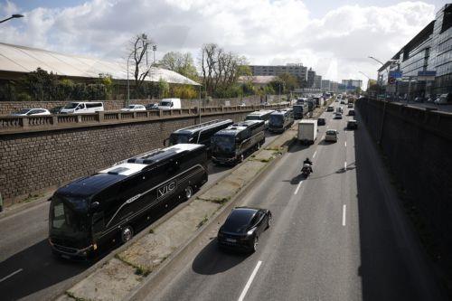 epa12859868 Truck and bus drivers stage a slowdown on the city’s ring road to protest against the rising fuel prices in Paris, France, 30 March 2026.  EPA/YOAN VALAT