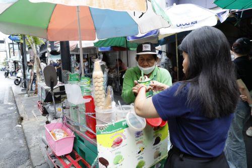 epa12859930 A Thai woman buys ice cream from a street vendor during hot weather in Bangkok, Thailand, 30 March 2026. The Meteorological Department reports that Thailand is experiencing extreme heat and urges the public to avoid outdoor activity while the Digital Economy and Society Ministry warns the country's heat index is forecasted to soar to a...