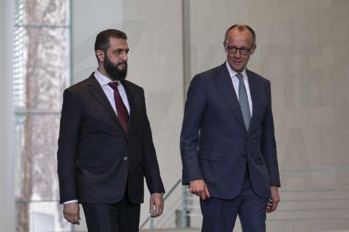 epa12860113 German Chancellor Friedrich Merz (R) and Syrian President Ahmed al-Sharaa (L) arrive to attend a joint press conference during their meeting at the Federal Chancellery in Berlin, Germany, 30 March 2026.  EPA/FILIP SINGER