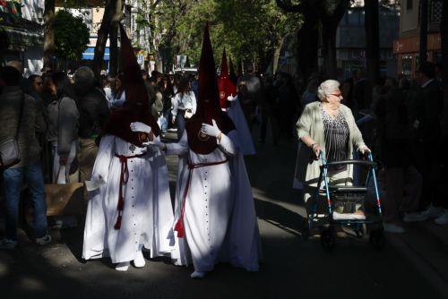 epa12861354 Members of the Brotherhood Cerro del Aguila arrive at Dolores Church in Seville, Spain, 31 March 2026, to take part in a Holy Week procession.  EPA/Jose Manuel Vidal