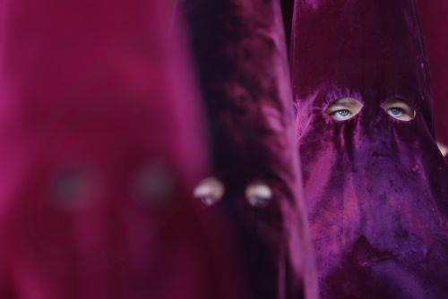 epa12861389 Members of the Brotherhood Cerro del Aguila are seen in Seville, Spain, 31 March 2026, as they take part in a Holy Week procession.  EPA/Jose Manuel Vidal