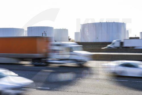 epa12862002 Traffic passes fuel storage tanks holding gasoline, jet fuel, and diesel at the Newington fuel terminal in Lorton, Virginia, USA, 31 March 2026. The Iran war has raised average gas prices in the US above four dollars a gallon for the first time since 2022.  EPA/JIM LO SCALZO