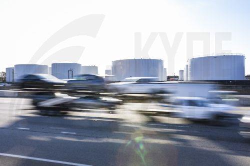 epa12862004 Traffic passes fuel storage tanks holding gasoline, jet fuel, and diesel at the Newington fuel terminal in Lorton, Virginia, USA, 31 March 2026. The Iran war has raised average gas prices in the US above four dollars a gallon for the first time since 2022.  EPA/JIM LO SCALZO