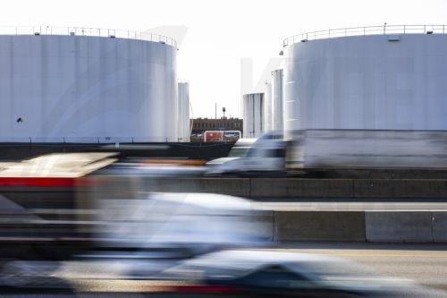 epa12862009 Traffic passes fuel storage tanks holding gasoline, jet fuel, and diesel at the Newington fuel terminal in Lorton, Virginia, USA, 31 March 2026. The Iran war has raised average gas prices in the US above four dollars a gallon for the first time since 2022.  EPA/JIM LO SCALZO