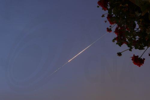 epa12866296 Projectile trails cross the sky above Jerusalem, 02 April 2026, as sirens alerting of incoming ballistic missiles sound across Israel. The Israeli military reported that it had detected missiles launched from Iran toward Israel as regional tensions escalate.  EPA/ABIR SULTAN
