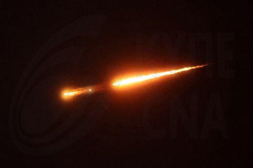 epa12866301 Projectile trails cross the sky above Jerusalem, 02 April 2026, as sirens alerting of incoming ballistic missiles sound across Israel. The Israeli military reported that it had detected missiles launched from Iran toward Israel as regional tensions escalate.  EPA/ABIR SULTAN