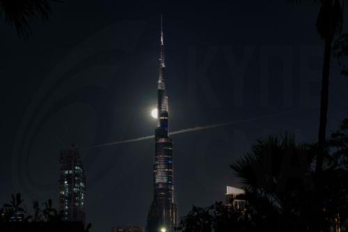 epa12866433 The full ‘Pink Moon’ rises behind the Burj Khalifa, the world’s tallest building, in Dubai, United Arab Emirates, 02 April 2026.  EPA/ALI HAIDER