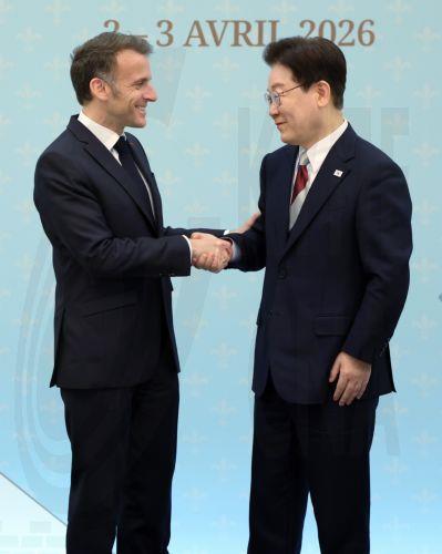 epa12866786 South Korean President Lee Jae Myung (R) and French President Emmanuel Macron (L) shake hands at the end of a joint press appearance following their talks at the presidential office Cheong Wa Dae in Seoul, South Korea, 03 April 2026.  EPA/YONHAP SOUTH KOREA OUT