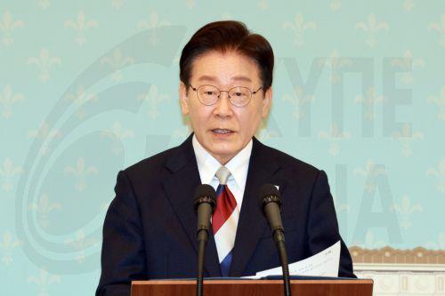 epa12866788 South Korean President Lee Jae Myung speaks during a joint press appearance with French President Emmanuel Macron (not pictured) following their talks at the presidential office Cheong Wa Dae in Seoul, South Korea, 03 April 2026.  EPA/YONHAP SOUTH KOREA OUT