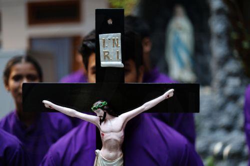 epa12866794 A Christian child (C) carries a crucifix during Good Friday at Mother House in Kolkata, India, 03 April 2026. Good Friday is a religious holiday observed primarily by adherents to Christianity commemorating the crucifixion of Jesus and his death at Golgotha. The holiday is observed during Holy Week as part of the Paschal Triduum on the Friday...