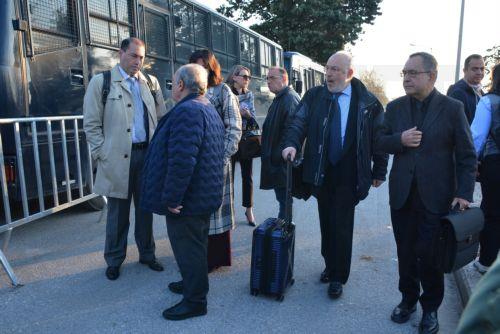 Συγγενείς και δικηγόροι προσέρχονται στο Τριμελές Εφετείο Κακουργημάτων Λάρισας, όπου συνεχίζεται η δίκη για το σιδηροδρομικό δυστύχημα στα Τέμπη όπου έχασαν τη ζωή τους 57 άνθρωποι και τραυματίστηκαν εκατοντάδες το βράδυ της 28ης Φεβρουαρίου του 2023, Λάρισα, Δευτέρα 6 Απριλίου 2026. Με την διαδικασία των νομιμοποιήσεων συνεχίζεται σήμερα στο ΓΑΙΟΠΟΛΙΣ η...