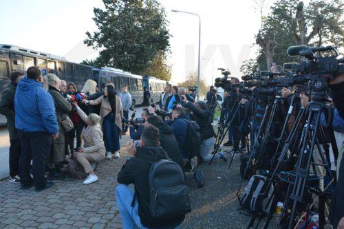 Συγγενείς και δικηγόροι κάνουν δηλώσεις στα ΜΜΕ έξω από το Τριμελές Εφετείο Κακουργημάτων Λάρισας, όπου συνεχίζεται η δίκη για το σιδηροδρομικό δυστύχημα στα Τέμπη όπου έχασαν τη ζωή τους 57 άνθρωποι και τραυματίστηκαν εκατοντάδες το βράδυ της 28ης Φεβρουαρίου του 2023, Λάρισα, Δευτέρα 6 Απριλίου 2026. Με την διαδικασία των νομιμοποιήσεων συνεχίζεται σήμερα...