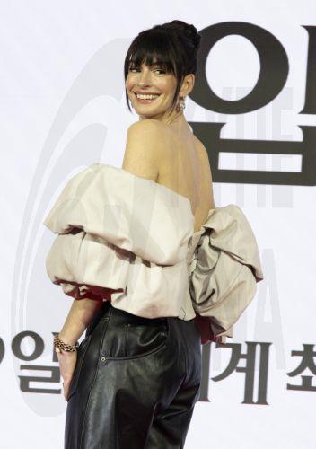 epa12874405 US actor Anne Hathaway poses during a press conference for the film, 'The Devil Wears Prada 2' in Seoul, South Korea, 08 April 2026. The film opens worldwide on 29 April 2026.  EPA/JEON HEON-KYUN