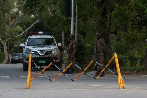 epa12877628 Pakistani security officials man a checkpoint as security has been intensified ahead of the visit of US and Iranian delegations in Islamabad, Pakistan, 09 April 2026. Prime Minister Shehbaz Sharif said US and Iranian delegations will visit Islamabad for peace talks following a Middle East ceasefire, with Iranian President Masoud Pezeshkian...