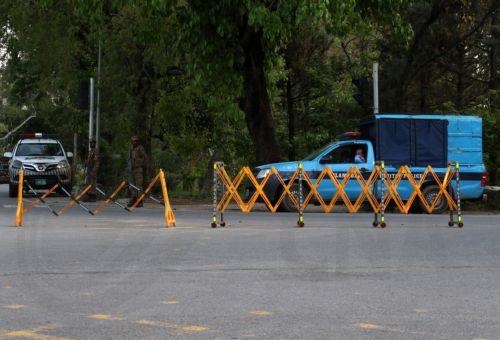 epa12877629 Pakistani security officials man a checkpoint as security has been intensified ahead of the visit of US and Iranian delegations in Islamabad, Pakistan, 09 April 2026. Prime Minister Shehbaz Sharif said US and Iranian delegations will visit Islamabad for peace talks following a Middle East ceasefire, with Iranian President Masoud Pezeshkian...