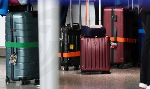 epa12879837 Luggage of waiting passengers in Terminal 1 during a strike at the international airport at Frankfurt Airport, in Frankfurt am Main, Germany, 10 April 2026. The UFO cabin crew union has called on its members to strike, to press their demands for better wages.  EPA/RONALD WITTEK